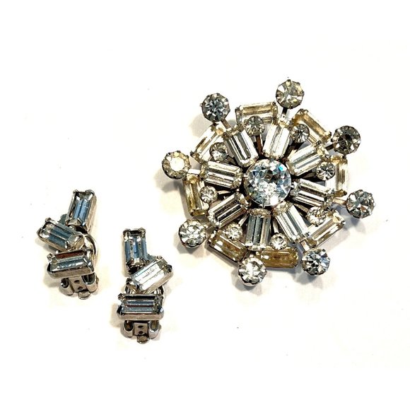 Vintage WEISS Emerald Cut Rhinestone Silver Tone Brooch and Clip-on Earrings Set - Picture 3 of 9